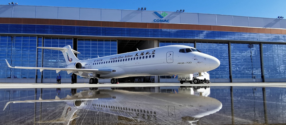 中國(guó)商飛向天驕航空交付第三架ARJ21飛機.jpg