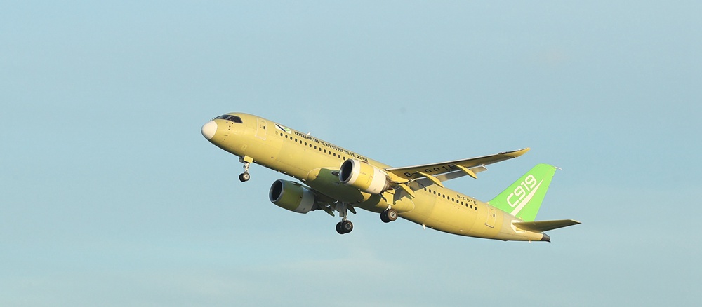 C919大(dà)型客機104架機完成首次試驗飛行(xíng).JPG