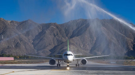 C919首次飛抵拉薩 國(guó)産商用飛機相(xiàng)聚青藏高(gāo)原